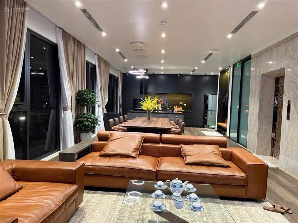 Nhà dòng tiền  view hồ tây  dt 136m2 / 8 tầng / 45 tỷ