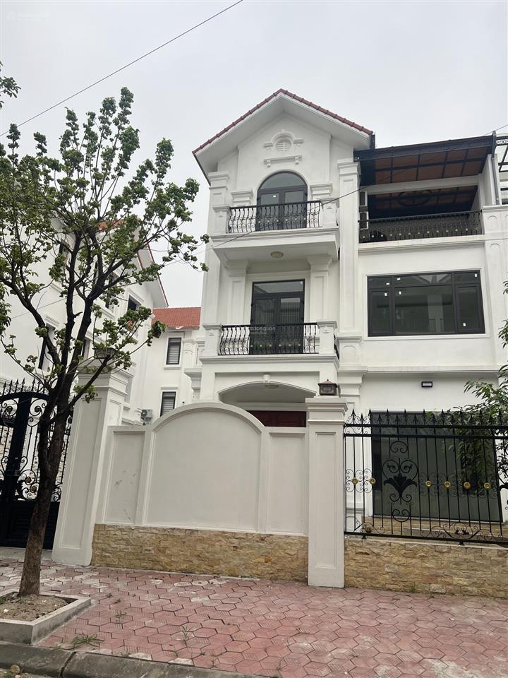 Cho thuê nhà nguyên căn biệt thự 250m x 3,5t, mt 12m. thang máy, nhà mới keng. kđt văn phú