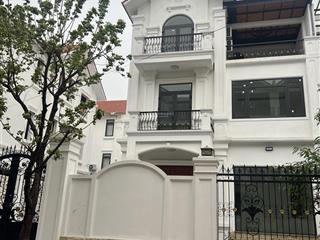 Cho thuê nhà nguyên căn biệt thự 250m x 3,5t, mt 12m. thang máy, nhà mới keng. kđt văn phú