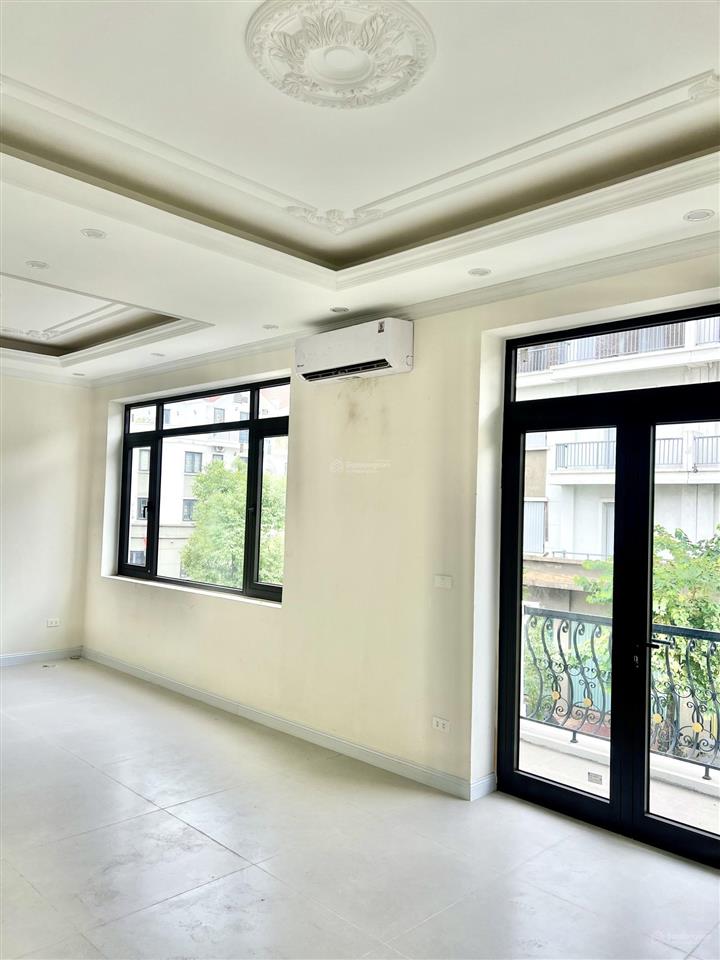 Cho thuê nhà nguyên căn biệt thự 250m x 3,5t, mt 12m. thang máy, nhà mới keng. kđt văn phú