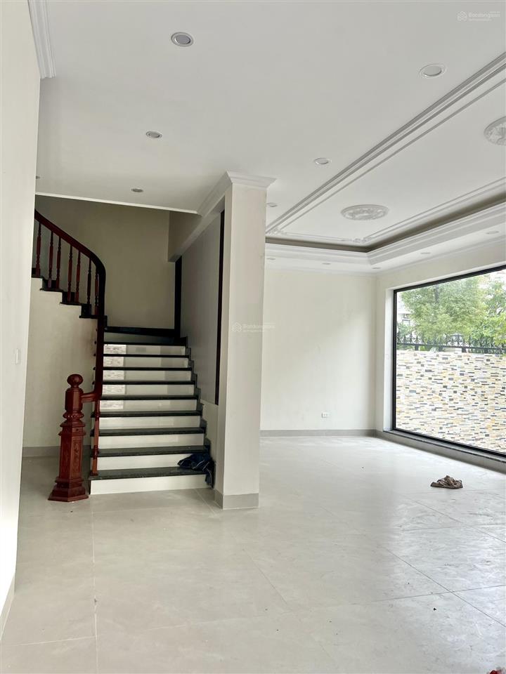 Cho thuê nhà nguyên căn biệt thự 250m x 3,5t, mt 12m. thang máy, nhà mới keng. kđt văn phú