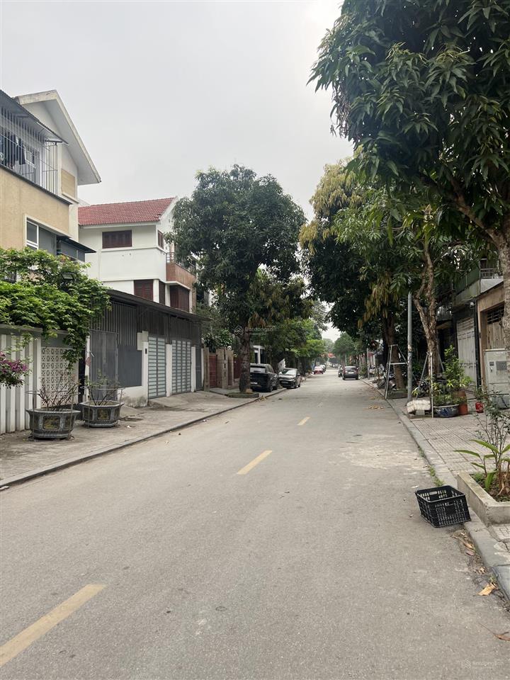 Cho thuê nhà nguyên căn biệt thự 250m x 3,5t, mt 12m. thang máy, nhà mới keng. kđt văn phú