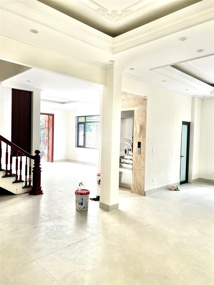 Cho thuê nhà nguyên căn biệt thự 250m x 3,5t, mt 12m. thang máy, nhà mới keng. kđt văn phú