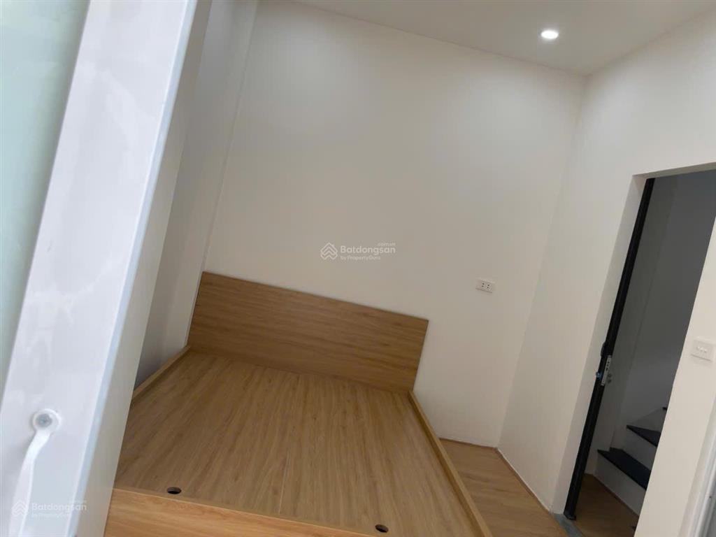 Chính chủ cần bán nhà giáp nhị 4 tầng mặt tiền 4m, gần phố, cách ô tô 10m, giá 4,65 tỷ