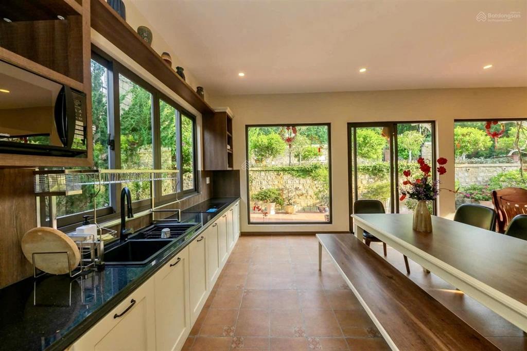 Bán khu nghỉ dưỡng gia đình rộng 2.000m2  cạnh rừng thông view hồ rất đẹp