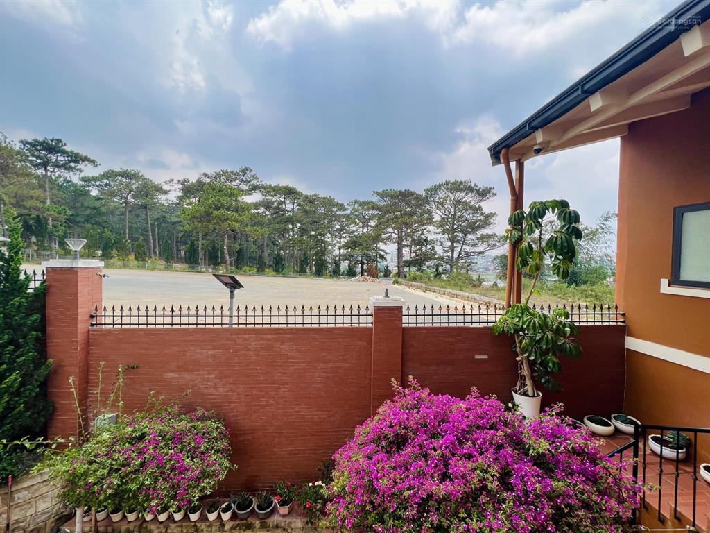 Bán khu nghỉ dưỡng gia đình rộng 2.000m2  cạnh rừng thông view hồ rất đẹp