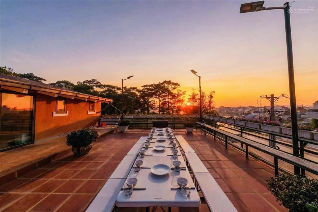 Bán khu nghỉ dưỡng gia đình rộng 2.000m2  cạnh rừng thông view hồ rất đẹp