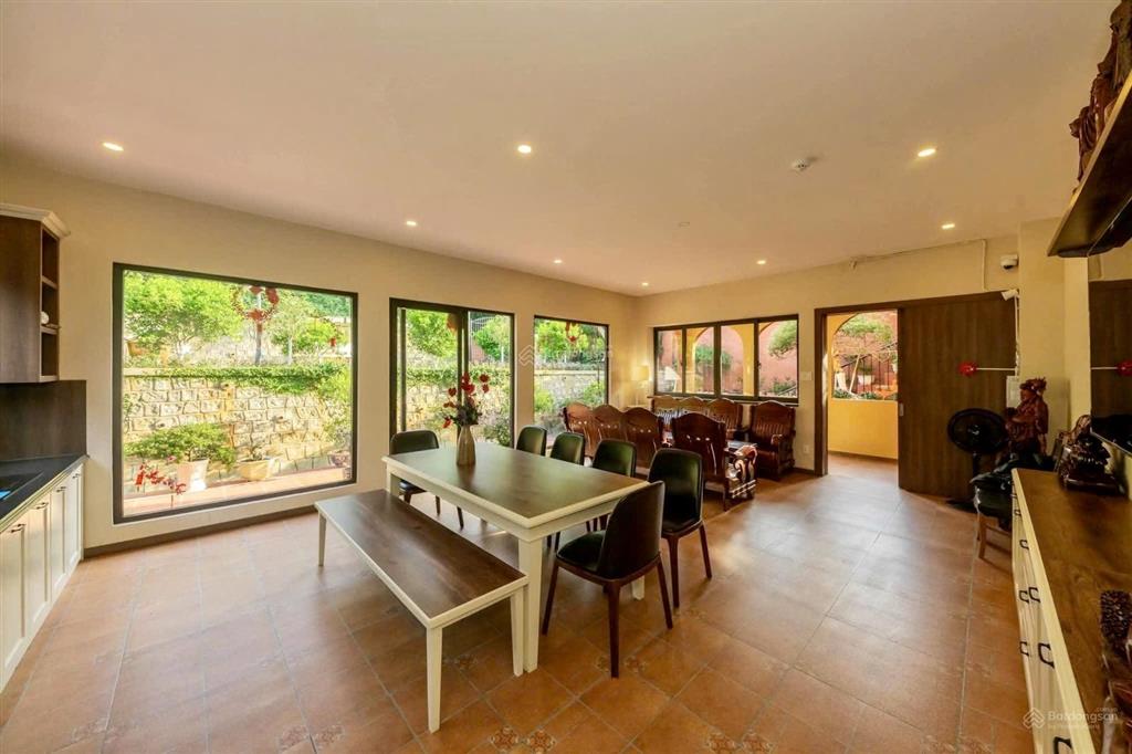 Bán khu nghỉ dưỡng gia đình rộng 2.000m2  cạnh rừng thông view hồ rất đẹp