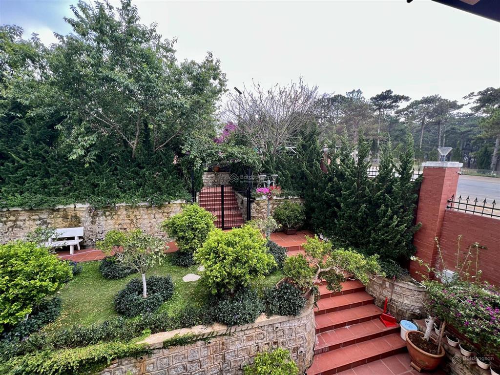 Bán khu nghỉ dưỡng gia đình rộng 2.000m2  cạnh rừng thông view hồ rất đẹp
