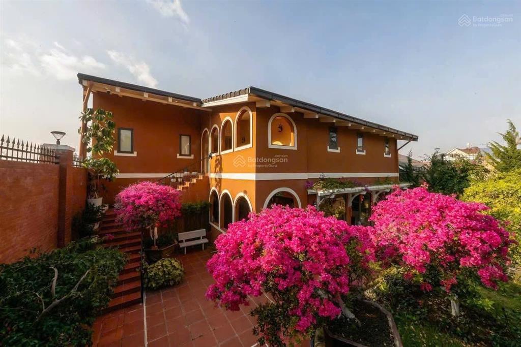 Bán khu nghỉ dưỡng gia đình rộng 2.000m2  cạnh rừng thông view hồ rất đẹp