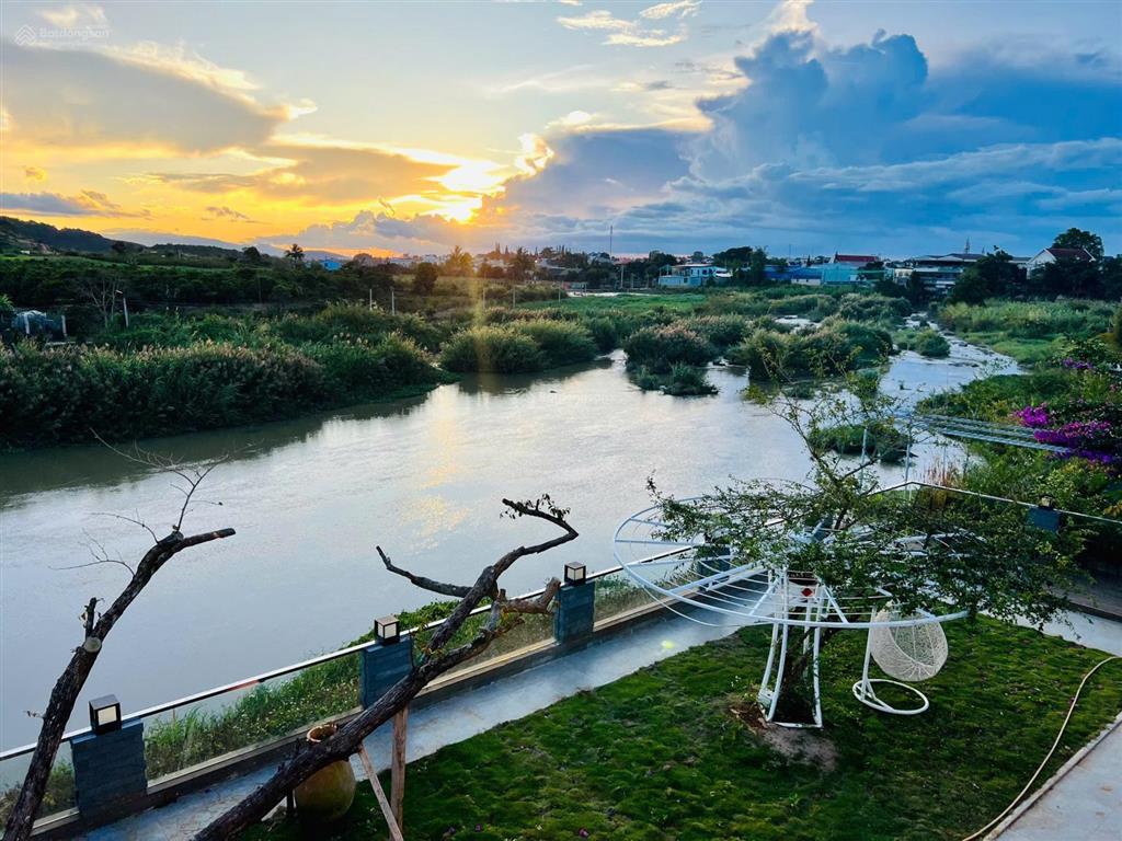 Bán biệt thự sân vườn giáp sông rất đẹp  gần sân bay liên khương  đà lạt