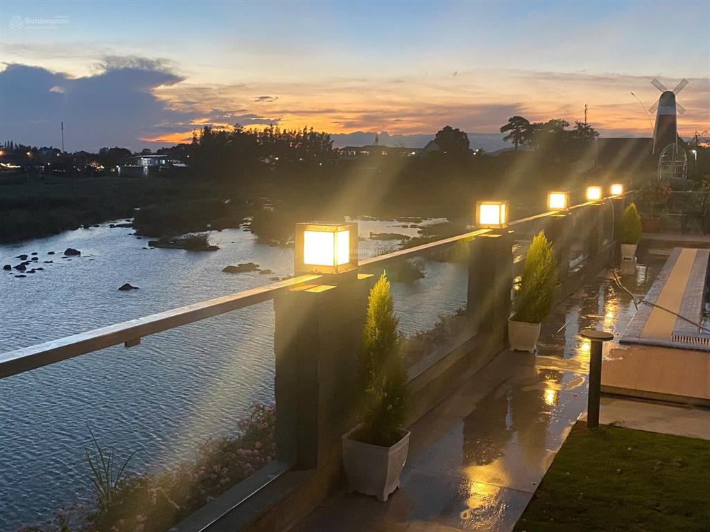 Bán biệt thự sân vườn giáp sông rất đẹp  gần sân bay liên khương  đà lạt