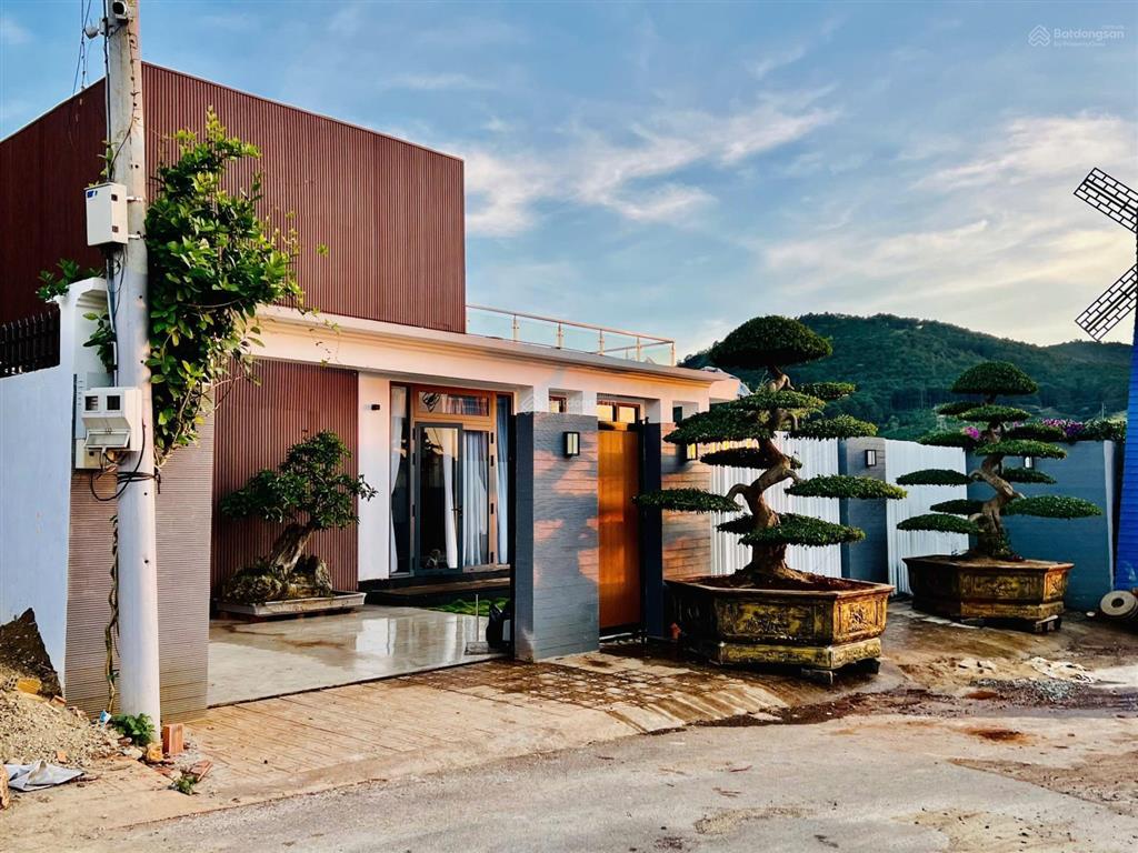 Bán biệt thự sân vườn giáp sông rất đẹp  gần sân bay liên khương  đà lạt