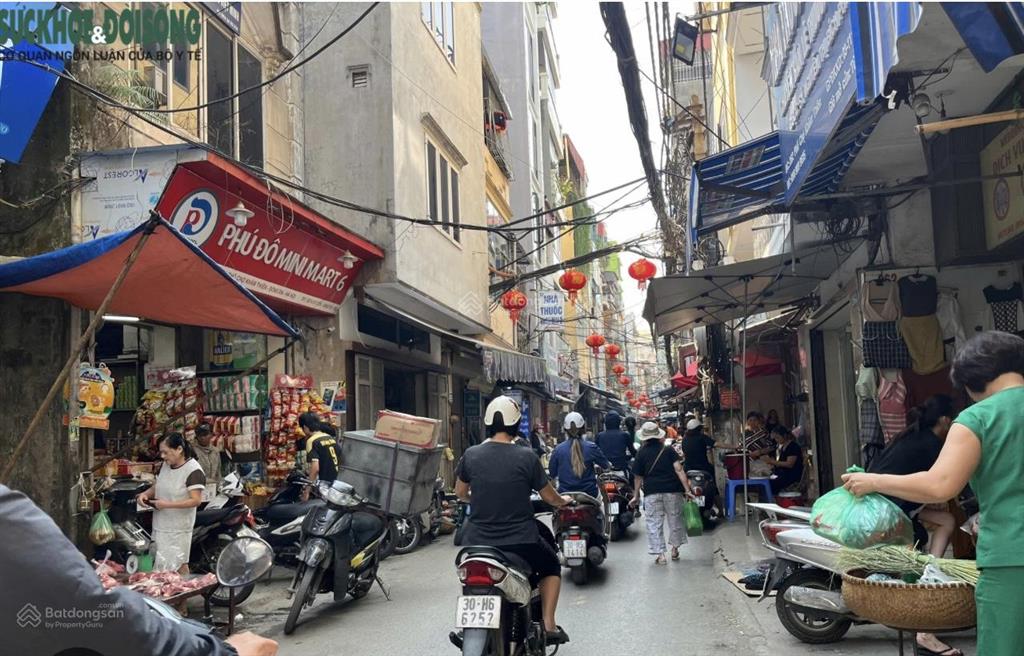 + nhà tại khu chợ khâm thiên, diện tích 20m, mặt tiền 3,4m, giá hơn 4tỷ xíu, căn góc sáng thoáng.