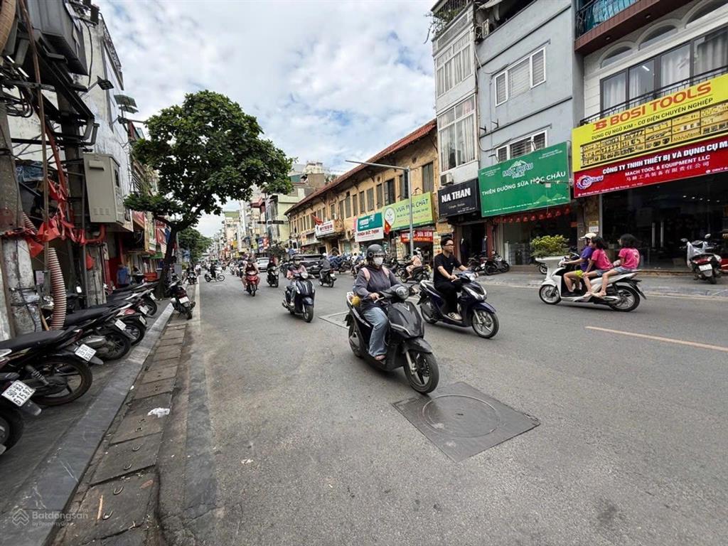 Bạch mai ô tô đỗ cửa thang máy nhập khẩu full nội thất 13,95 tỷ