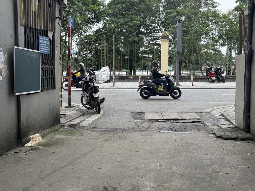 Nhà đẹp dân xây  lô góc  ô tô tránh  sát công viên thống nhất 9tỷ