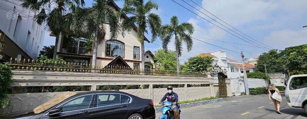Biêt thự đẹp phù hợp anh/chị thích nghỉ dưỡng tại thảo điền quận 2| dt 22x31| 3 tầng| 240 tỷ