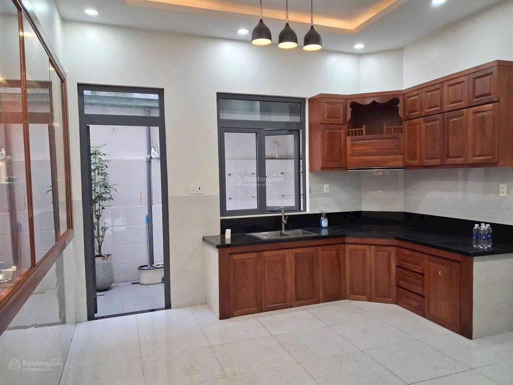 Cần bán gấp nhà 3 tầng ô tô ngủ nhà quốc lộ 13, thủ đức, sổ hoàn công
