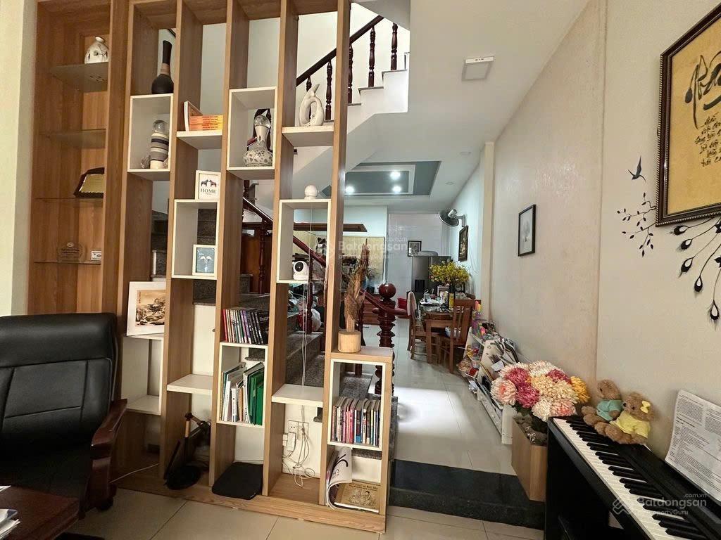 Bán gấp nhà 1 trệt 2 lầu, có sân thượng. dt đất 60m2 4x15m giá 7,4 tỷ. sổ hồng riêng