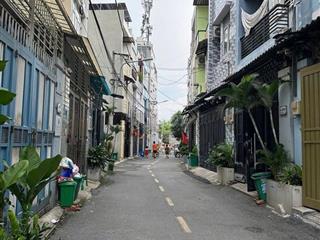 Bán gấp nhà 1 trệt 2 lầu, có sân thượng. dt đất 60m2 4x15m giá 7,4 tỷ. sổ hồng riêng