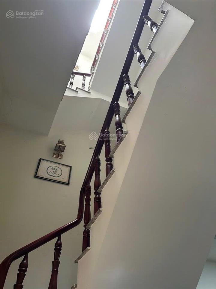 Bán gấp nhà 1 trệt 2 lầu, có sân thượng. dt đất 60m2 4x15m giá 7,4 tỷ. sổ hồng riêng