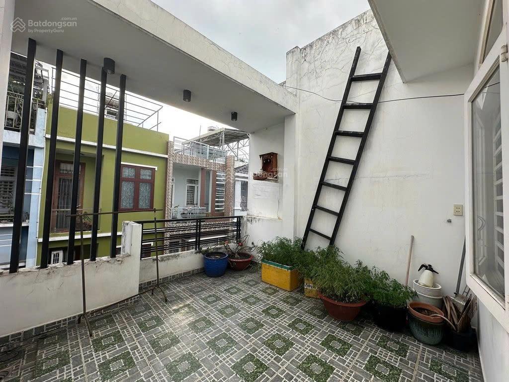 Bán gấp nhà 1 trệt 2 lầu, có sân thượng. dt đất 60m2 4x15m giá 7,4 tỷ. sổ hồng riêng
