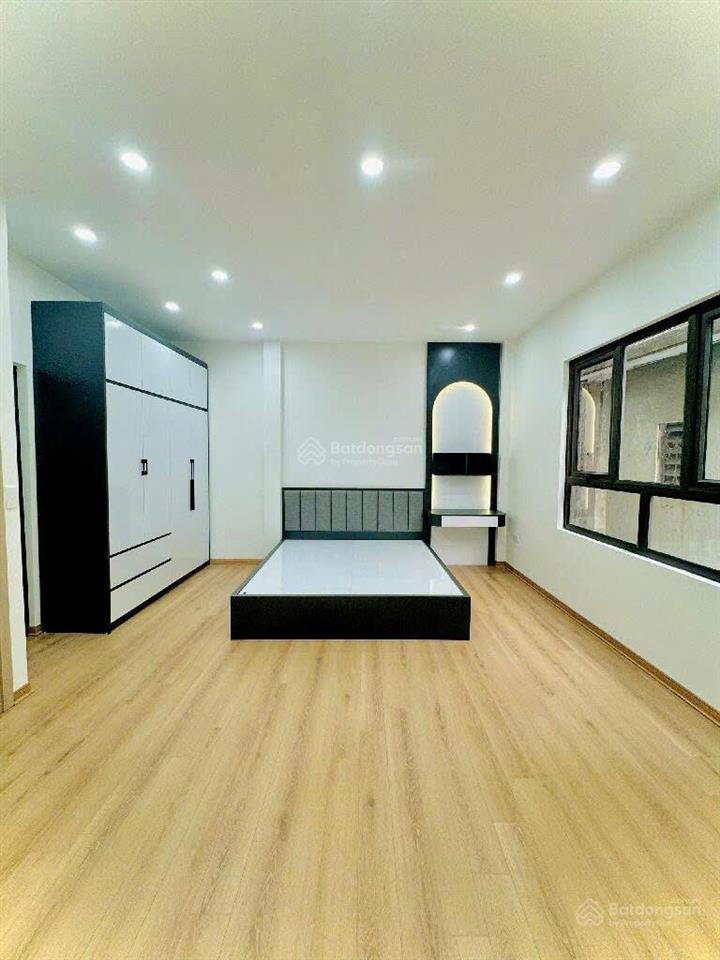 Chính chủ bán nhà giáp nhất  hàng xóm royal city  gần 40m2x5t slot ô tô đỗ cổng  đẹp ở luôn