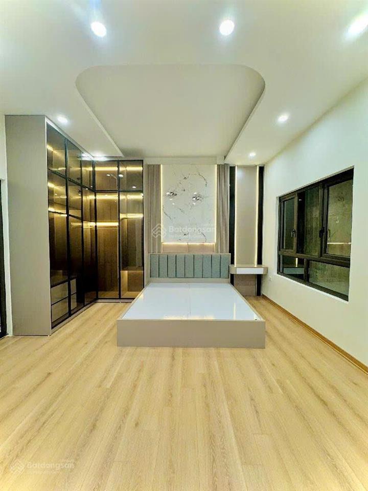 Chính chủ bán nhà giáp nhất  hàng xóm royal city  gần 40m2x5t slot ô tô đỗ cổng  đẹp ở luôn