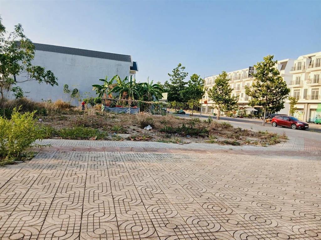 Bán gấp lô góc hai mặt tiền cực đẹp tại khu tái định cư lộc an bình sơn. vị trí có một ko hai