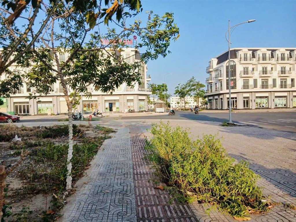 Bán gấp lô góc hai mặt tiền cực đẹp tại khu tái định cư lộc an bình sơn. vị trí có một ko hai