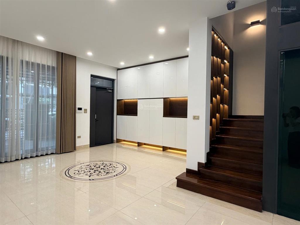 Chính chủ cho thuê liền kề có thang máy, đầy đủ nội thất, vào ở ngay ở ngay tại khu starlake