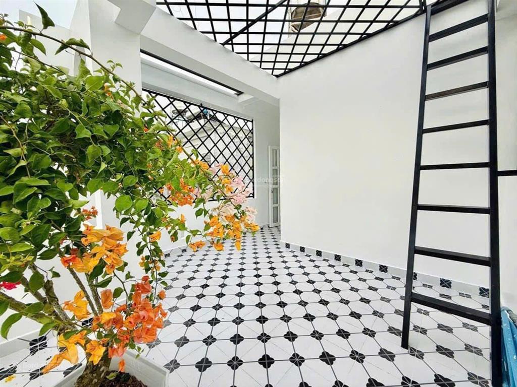 Bán nhanh nhà nguyễn trãi, p14, q5. xây 1 trệt 1 lầu. giá 6 tỷ 350. gần chợ phùng hưng. sổ riêng