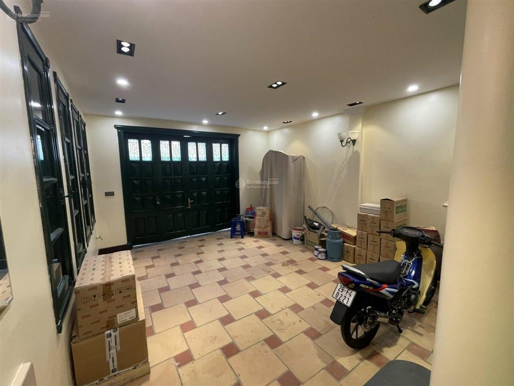 Cho thuê nhà 100m x 3 tầng thang máy tại hồ ba mẫu