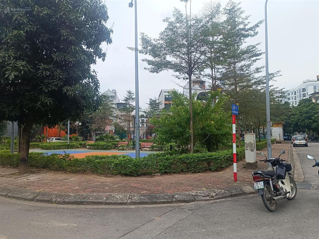 Bán gấp  đường rộng 3 ô tô tránh vỉa hè 3m  mt 4,9m rộng tới 90 m2  trước nhà công viên