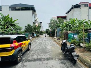 Bán gấp  đường rộng 3 ô tô tránh vỉa hè 3m  mt 4,9m rộng tới 90 m2  trước nhà công viên