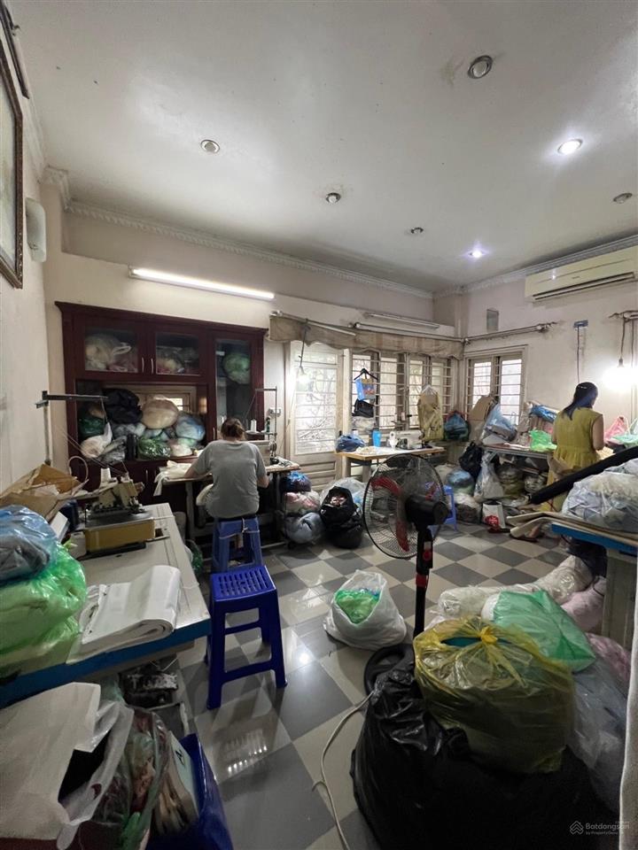 Bán nhà phân lô lò đúc 5 tầng lô góc dân xây mặt tiền hơn 5m vị trí đẹp trước nhà thoáng sáng