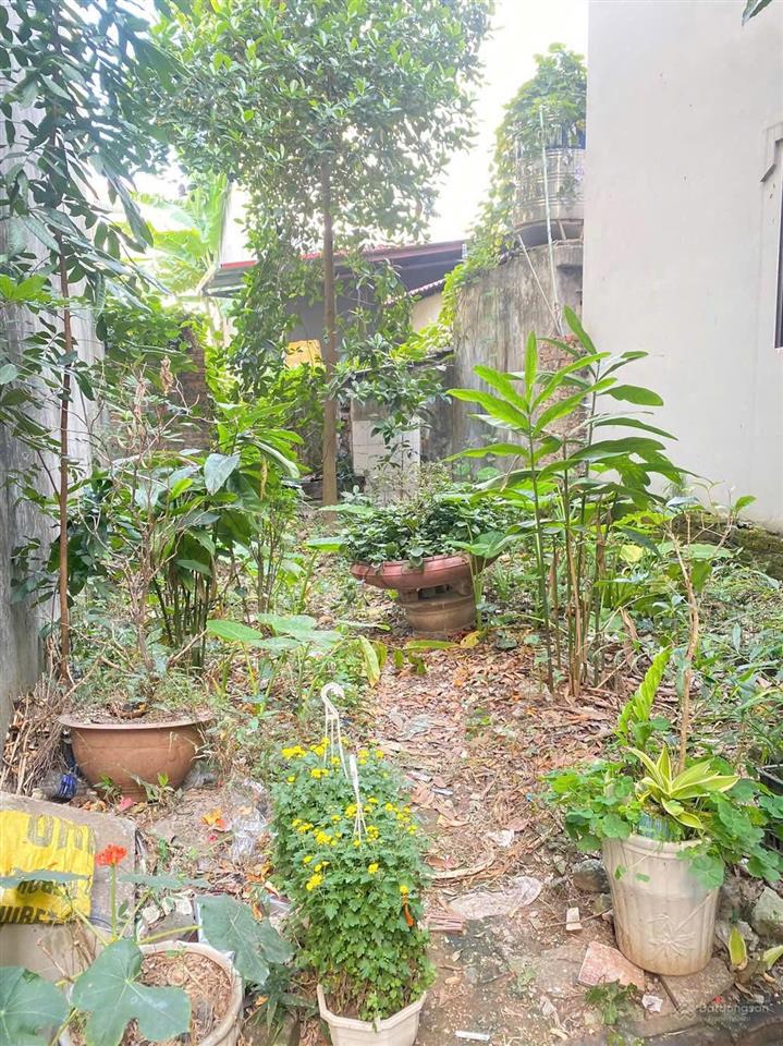 Hơn 6 tỷ. đất đông ngạc 50m, lô góc, ngõ nông gần phố. mảnh đất cách mặt phố 20m. sổ nở hậu đẹp.