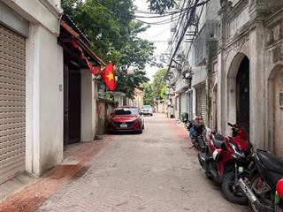 Đất đẹp đông ngạc 33m2, mặt 4.4m.
giá 5 tỷ hơn, sổ vuông a4, ngõ nông gần ô tô.
 0369 316 ***