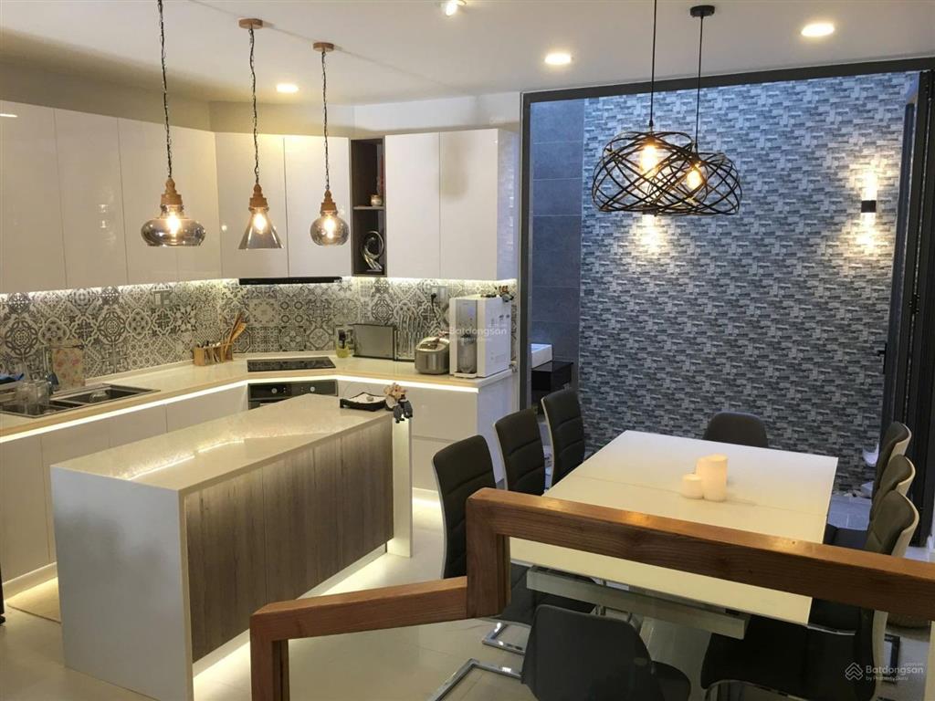 Giáp quận 10 gần vòng xoay lê đại hành. 55 mét đúc cứng bê tông hẻm xe hơi cho thuê có dòng tiền 20