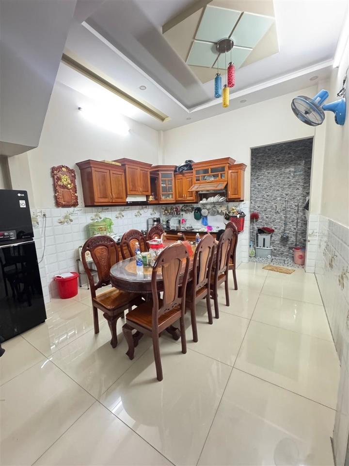 Bán nhà mặt tiền bà hom  tỉnh lộ 10. ngang 7 mét dài 25m xây 5 lầu giá nhỉnh 17 tỷ