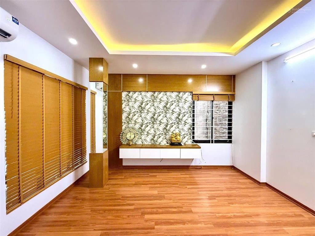 Nhà đẹp nguyễn chí thanh, 35m2, 5 tầng, lô góc, kinh doanh tốt, 9.3 tỷ