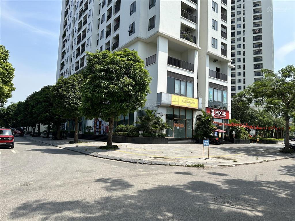 Cho thuê mặt bằng kinh doanh 200m lô góc trung tâm thanh trì. vỉa hè rộng