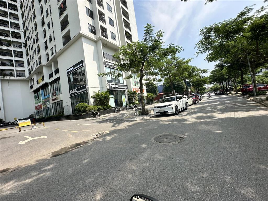 Cho thuê mặt bằng kinh doanh 200m lô góc trung tâm thanh trì. vỉa hè rộng
