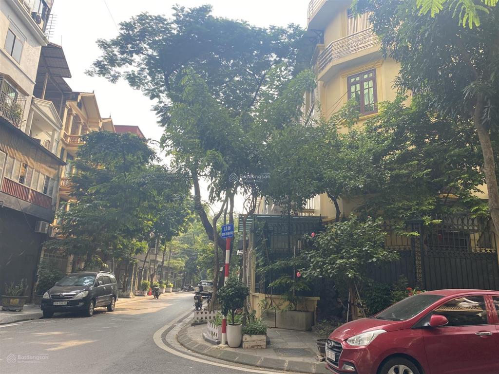 Siêu hiếm 3 mặt thoáng nhà xây chắc chắn vỉa hè rộng  kđt định công 98 m2, giá 36 tỷ