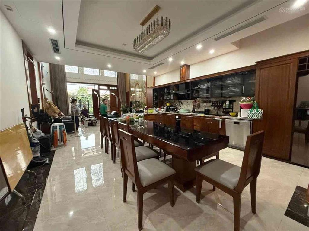 Bán gấp nhà đẹp thang máy, ô tô đỗ cửa  nguyễn chính 62m, giá 12 tỷ