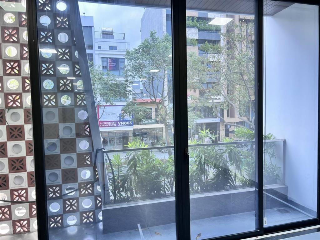 Toà 7 tầng còn trống tầng 4. cho thuê chuẩn văn phòng. diện tích 100m2. mặt tiền trần hưng đạo