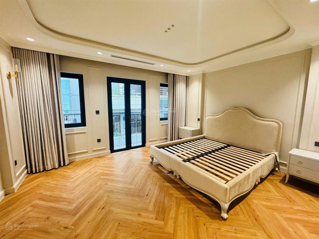 Bán nhà phường vĩnh hưng. dt,66m x 6 tầng thang máy. ngõ thông ô tô. gần mặt phố. giá, 15 tỷ