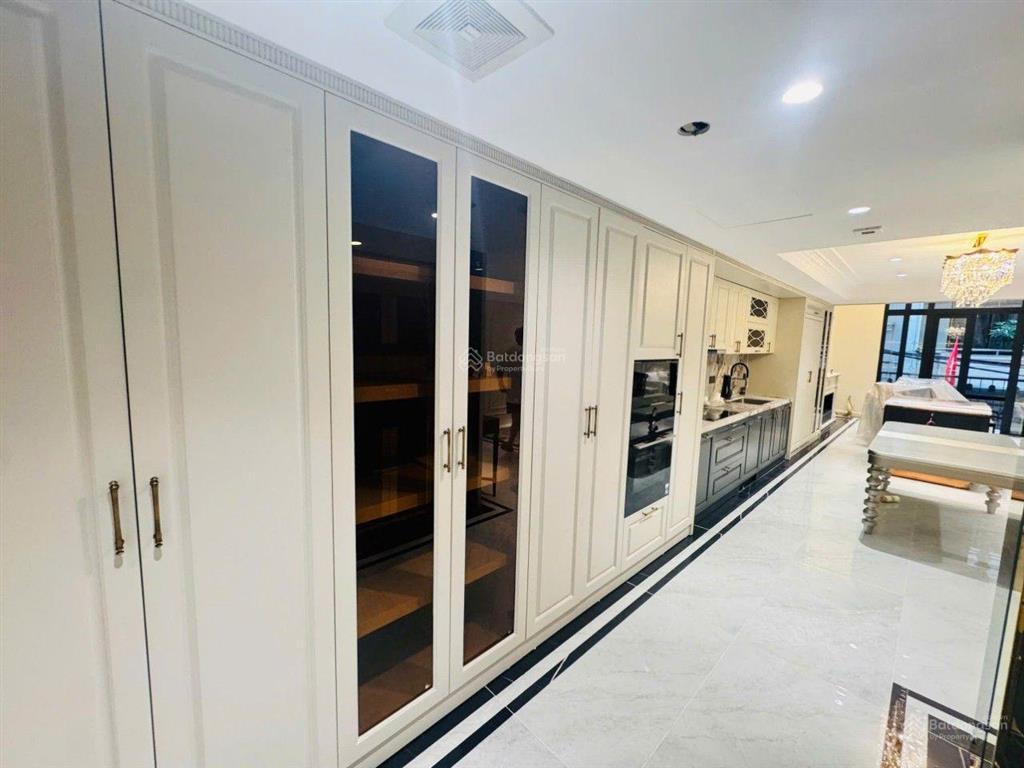 Bán nhà phường vĩnh hưng. dt,66m x 6 tầng thang máy. ngõ thông ô tô. gần mặt phố. giá, 15 tỷ