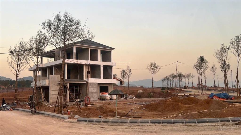 Giờ tìm biệt thự 5 tỉ mặt hướng hồ lưng tựa núi sổ đỏ đứng tên tại hòa bình thì có cái nịt?