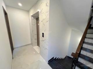 Nhà mới, thang máy, dt 69m2 x 5 tầng giá rẻ chỉ 9.8 tỷ tại phố sài đồng. cách cầu vĩnh tuy 700m.